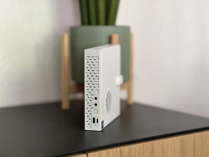 Das Bild zeigt einen kleinen Desktop Computer mit einem 1-Liter-Gehäuse in weiß.